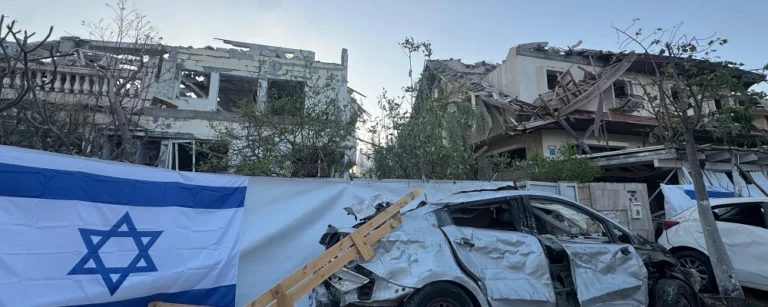 בתים וכלי רכב שנפגעו מטיל בראשון לציון. צילום: דוברות עיריית ראשון לציון